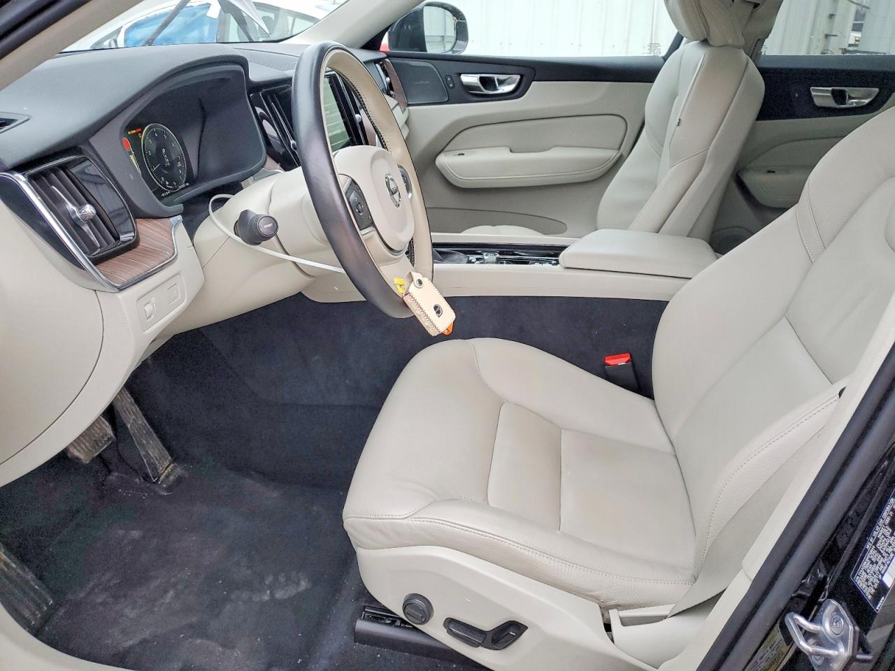 2021 VOLVO XC60 T6 MOMENTUM photo 7