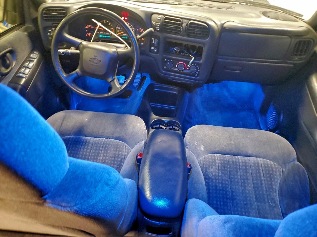 2004 CHEVROLET BLAZER photo 8