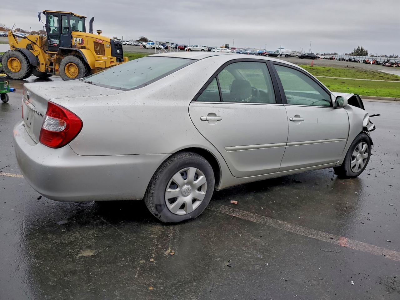 2004 TOYOTA CAMRY LE photo 3