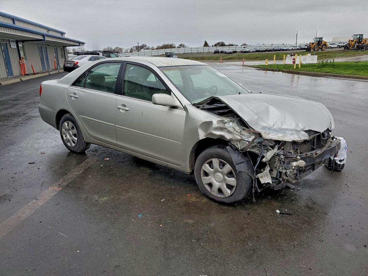 2004 TOYOTA CAMRY LE photo 4