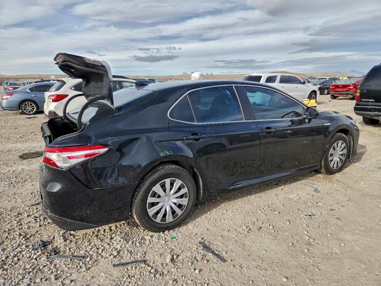 2020 TOYOTA CAMRY LE photo 3