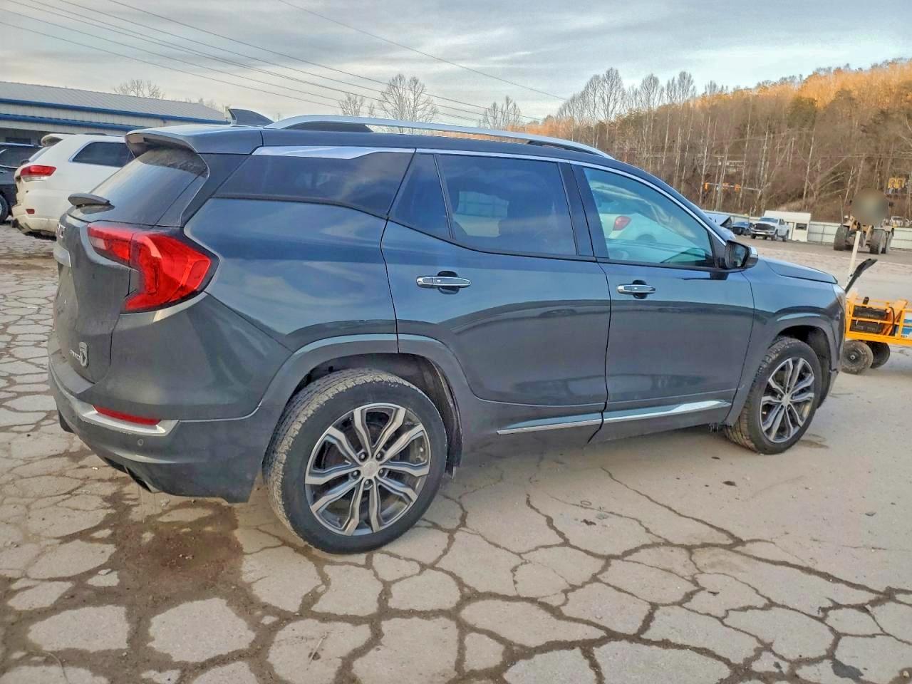 2019 GMC TERRAIN DENALI photo 3