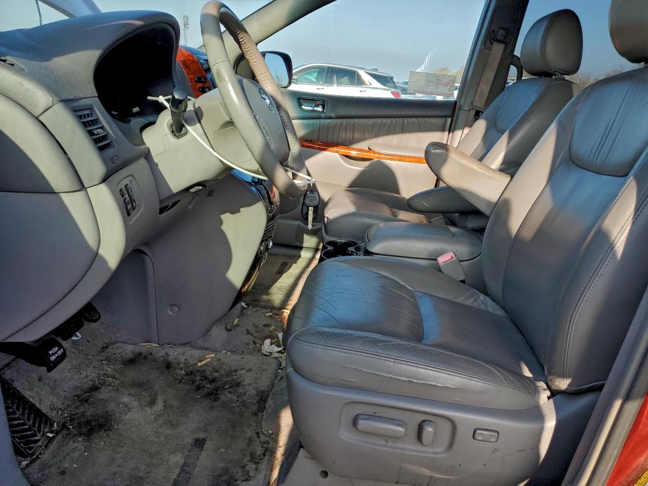 2006 TOYOTA SIENNA XLE photo 7