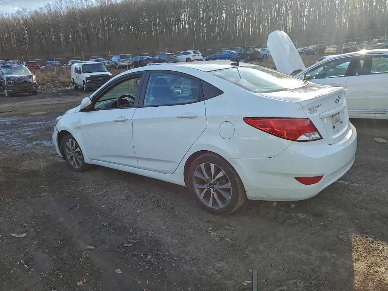2017 HYUNDAI ACCENT SE photo 2