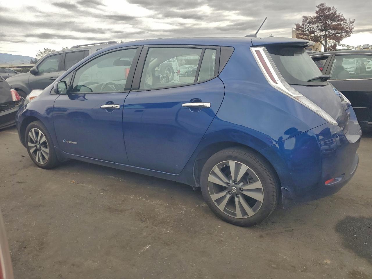 2016 NISSAN LEAF SV photo 2