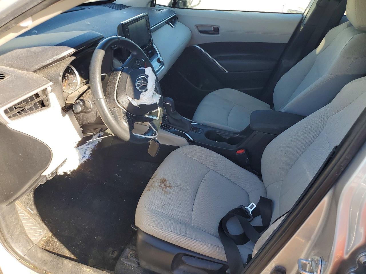 2022 TOYOTA COROLLA CROSS LE photo 13