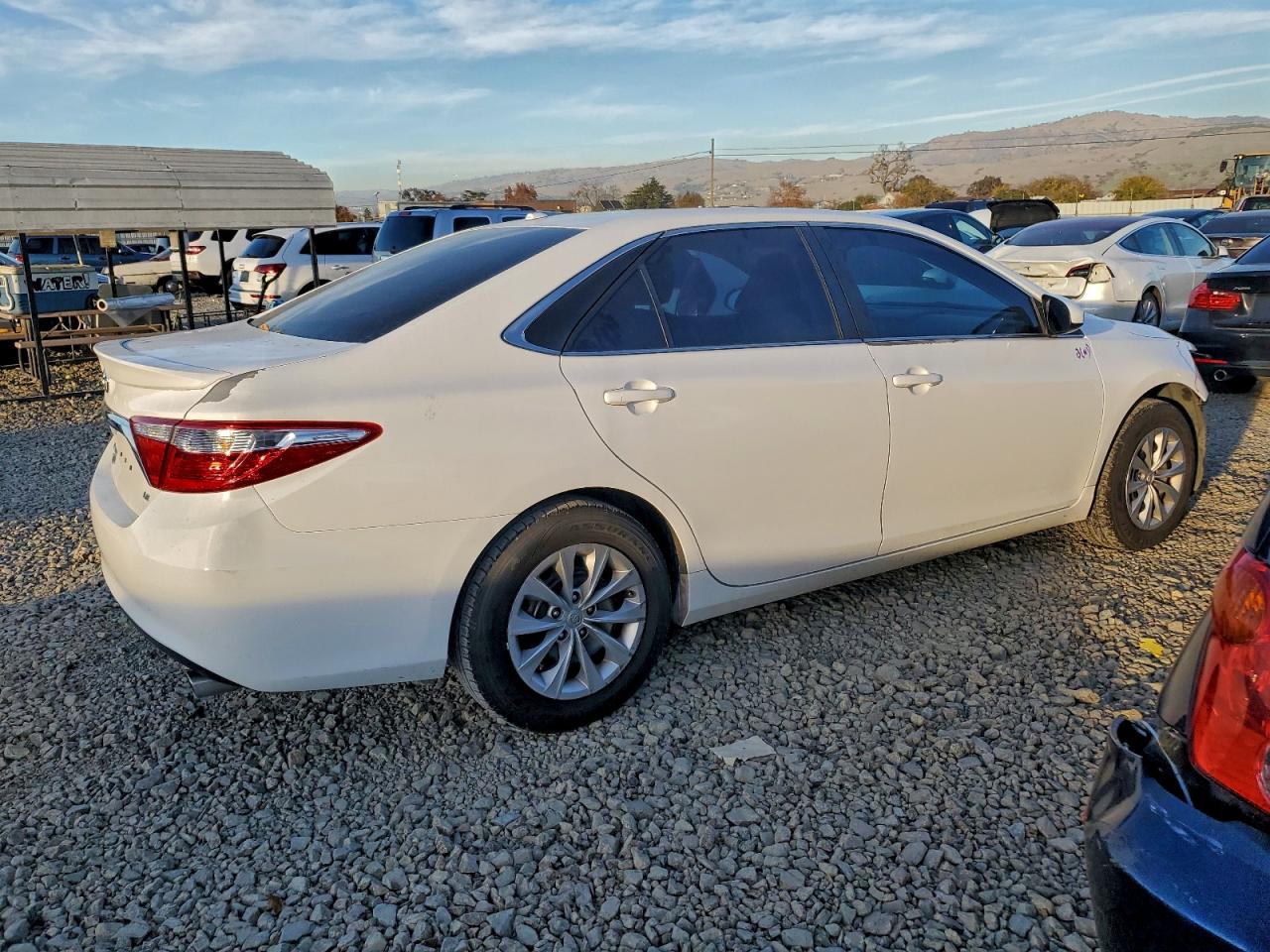 2015 TOYOTA CAMRY LE photo 3