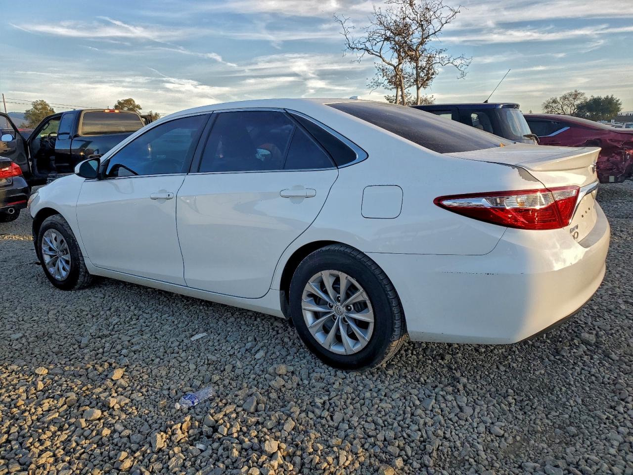 2015 TOYOTA CAMRY LE photo 2