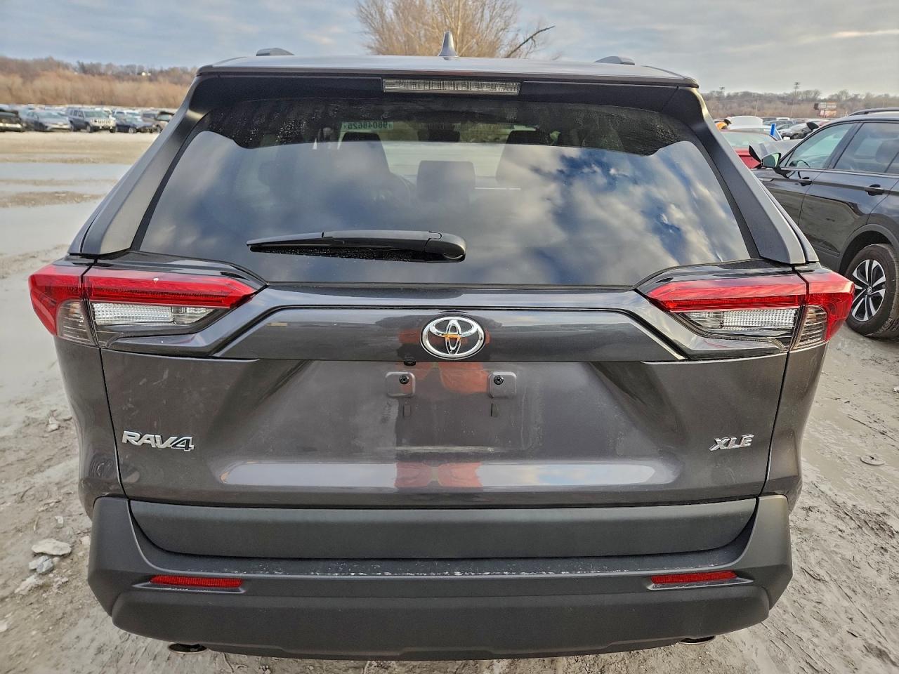 2022 TOYOTA RAV4 XLE photo 6