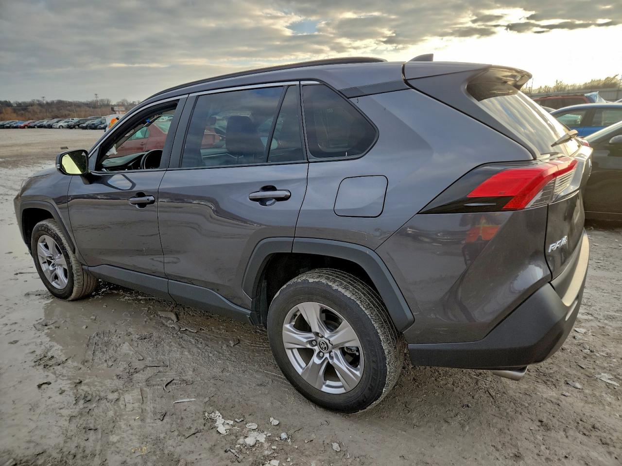 2022 TOYOTA RAV4 XLE photo 2