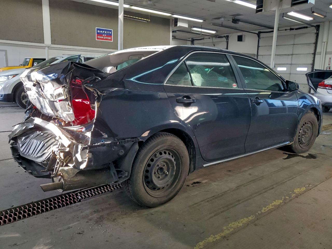 2014 TOYOTA CAMRY L photo 3