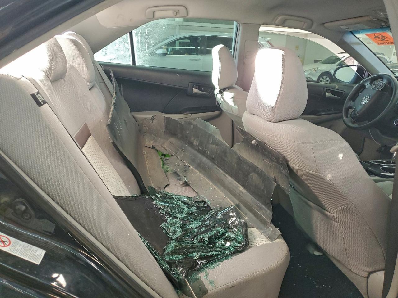 2014 TOYOTA CAMRY L photo 10