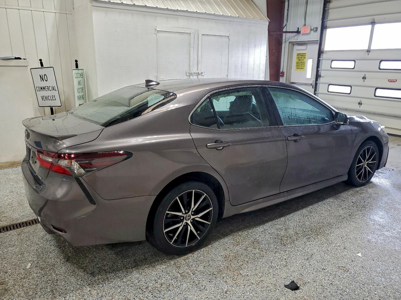 2022 TOYOTA CAMRY SE photo 3