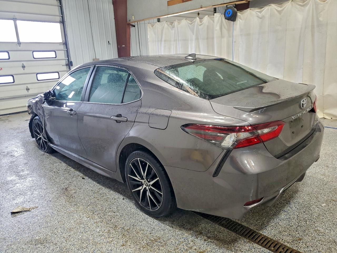 2022 TOYOTA CAMRY SE photo 2