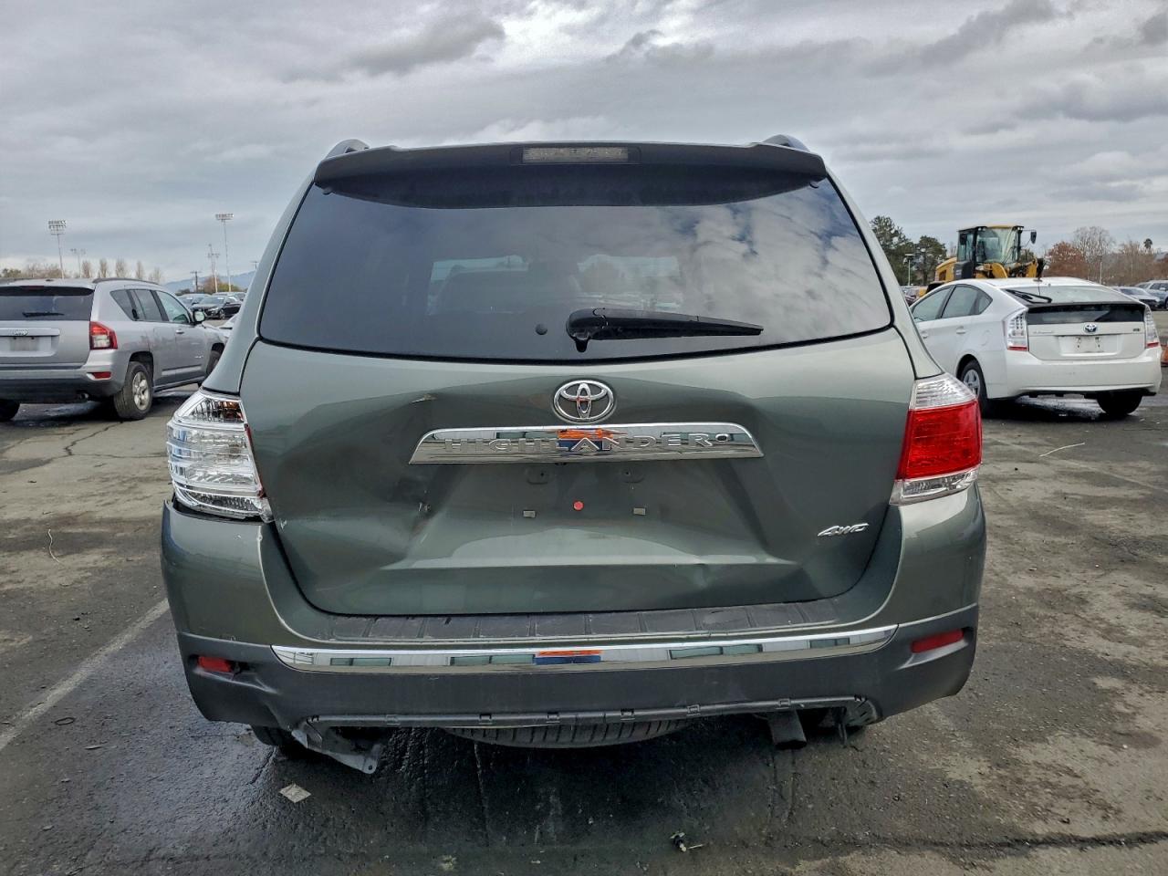 2013 TOYOTA HIGHLANDER BASE photo 6