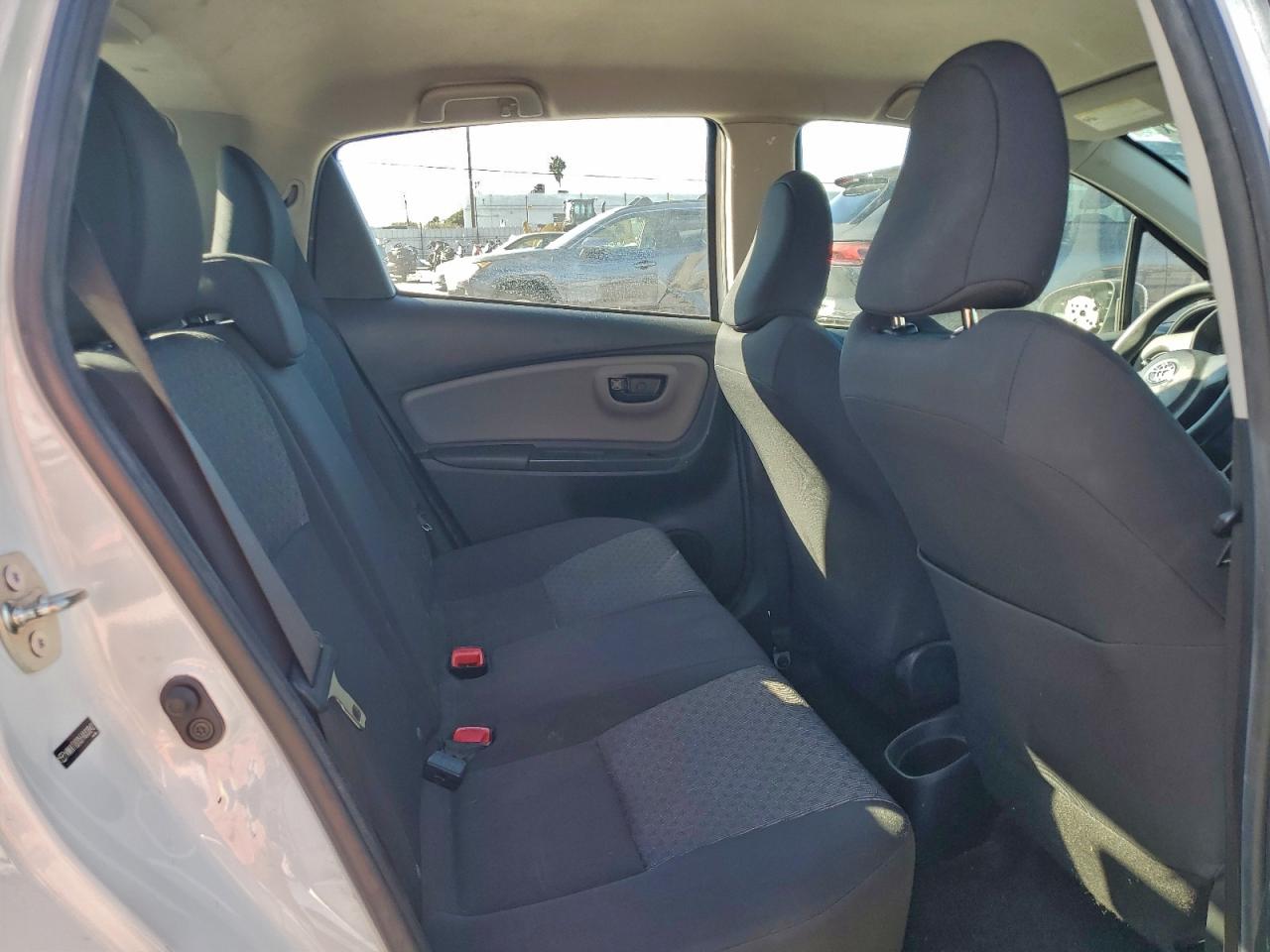 2015 TOYOTA YARIS photo 11