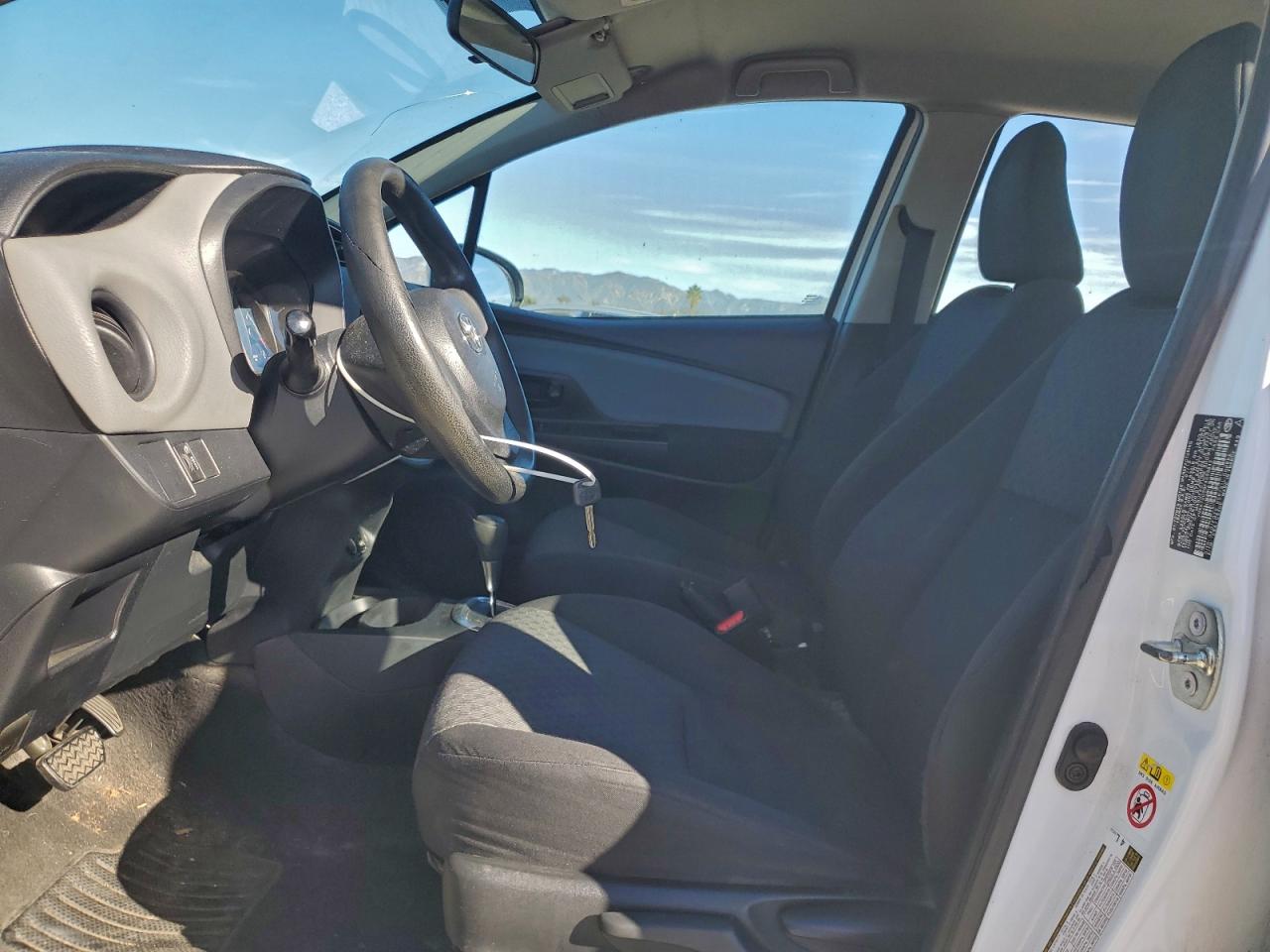 2015 TOYOTA YARIS photo 7
