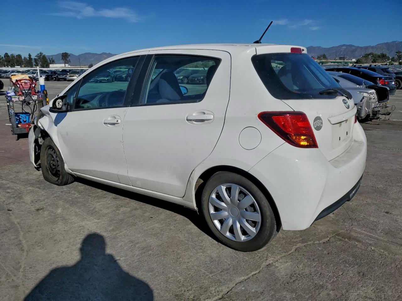 2015 TOYOTA YARIS photo 2