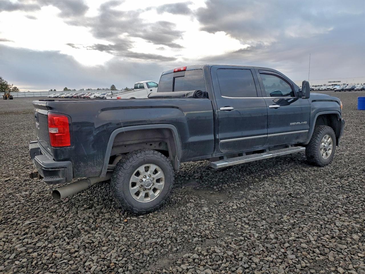 2015 GMC SIERRA K2500 DENALI photo 3
