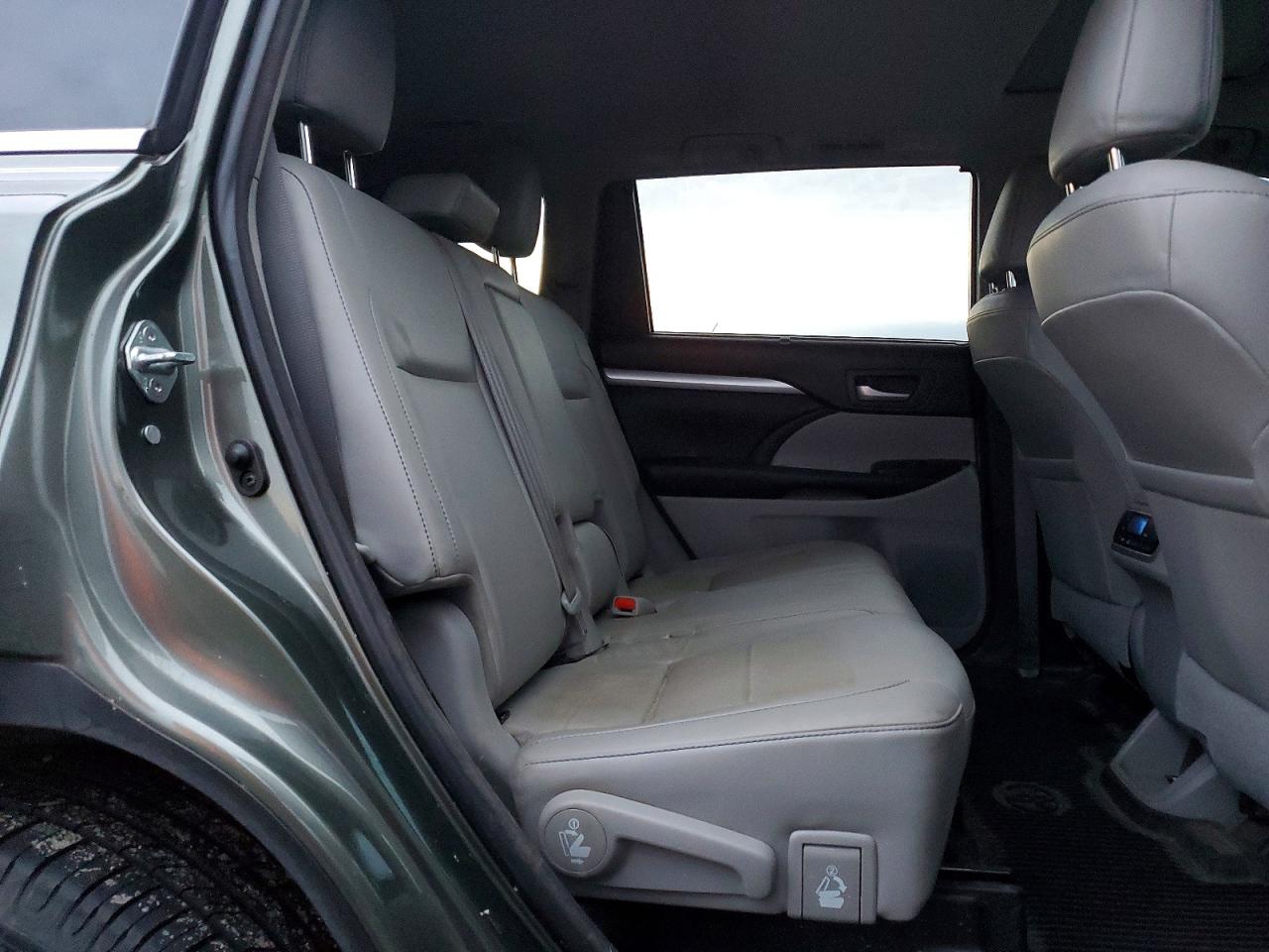 2018 TOYOTA HIGHLANDER SE photo 11