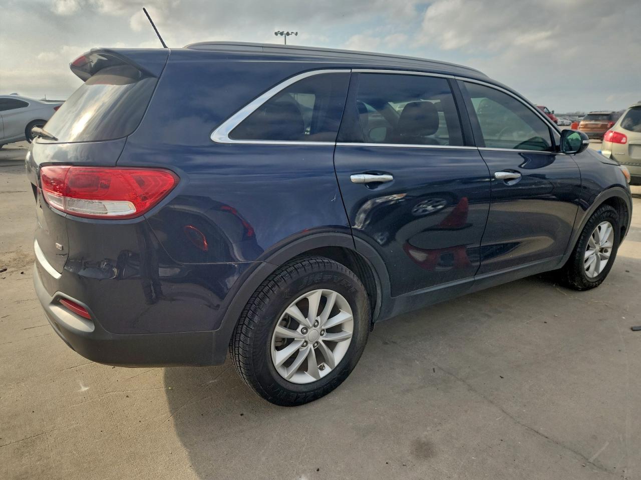 2016 KIA SORENTO LX photo 3