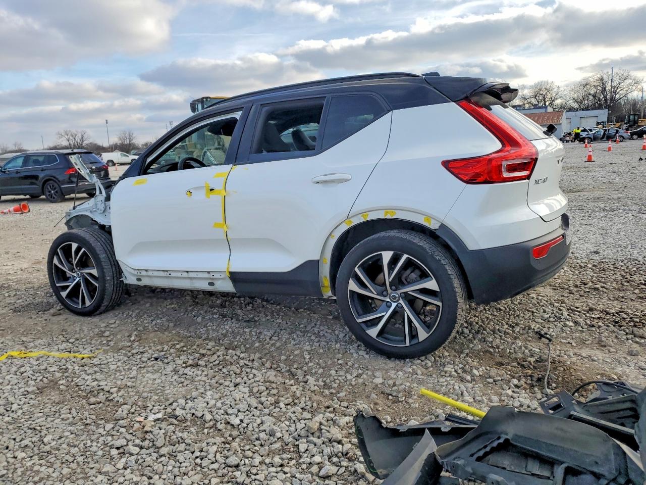 2022 VOLVO XC40 T5 R-DESIGN photo 2