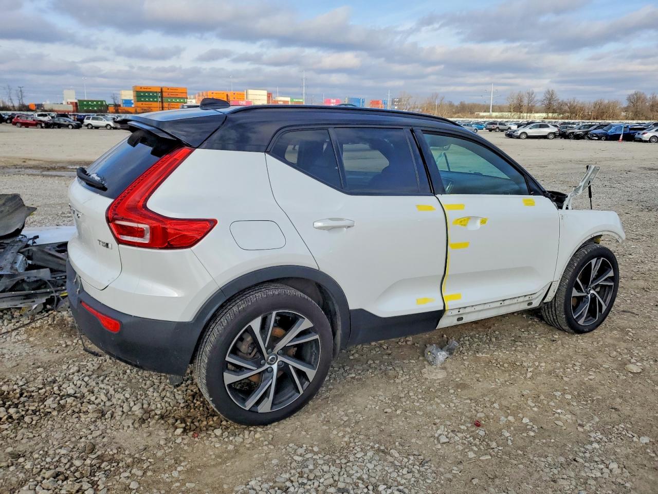 2022 VOLVO XC40 T5 R-DESIGN photo 3