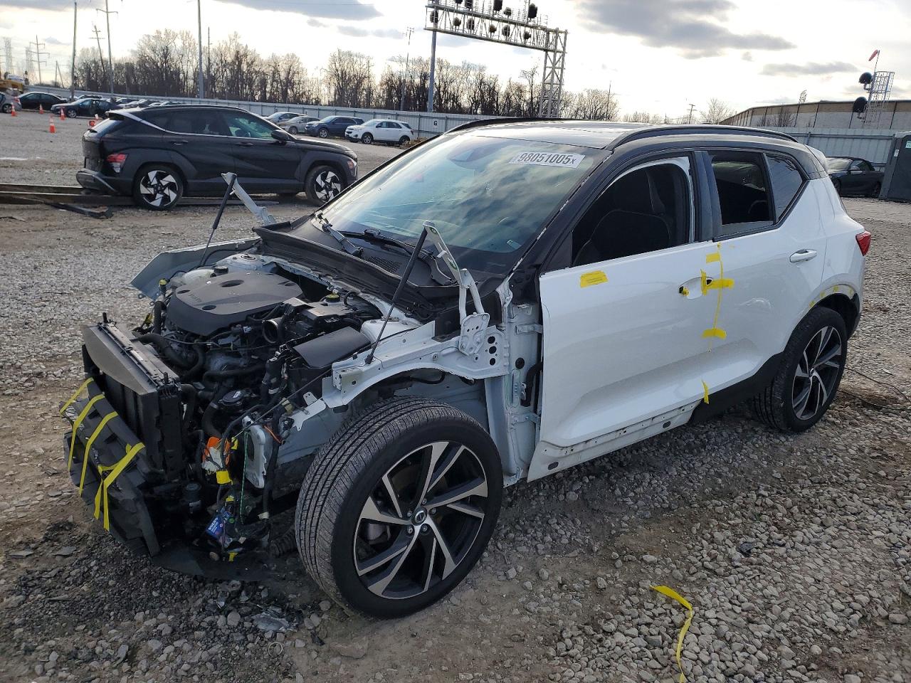 2022 VOLVO XC40