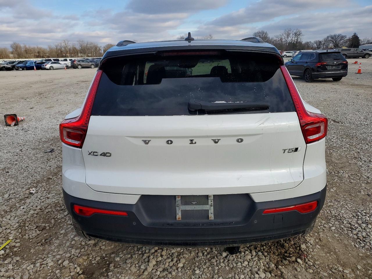 2022 VOLVO XC40 T5 R-DESIGN photo 6