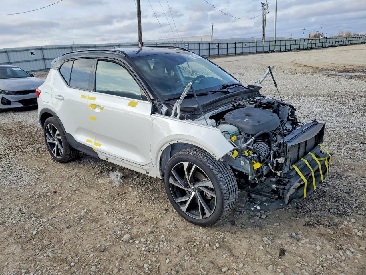 2022 VOLVO XC40 T5 R-DESIGN photo 4