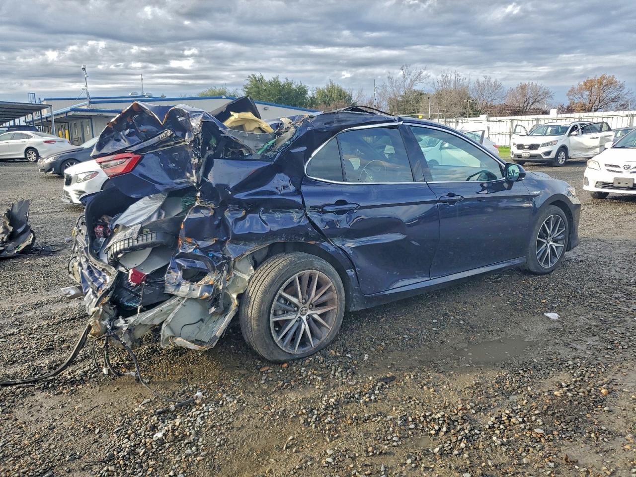 2021 TOYOTA CAMRY XLE photo 3