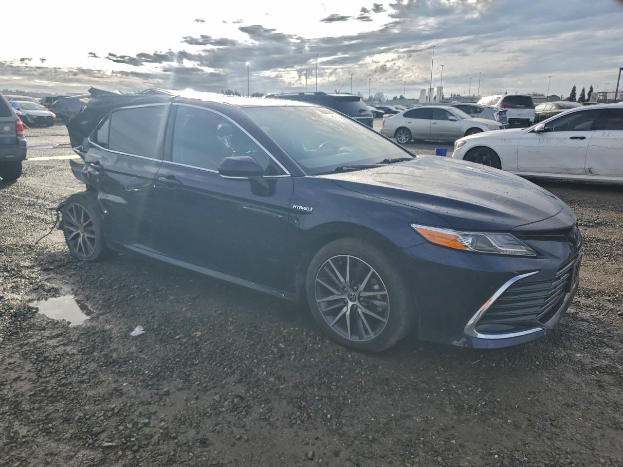 2021 TOYOTA CAMRY XLE photo 4