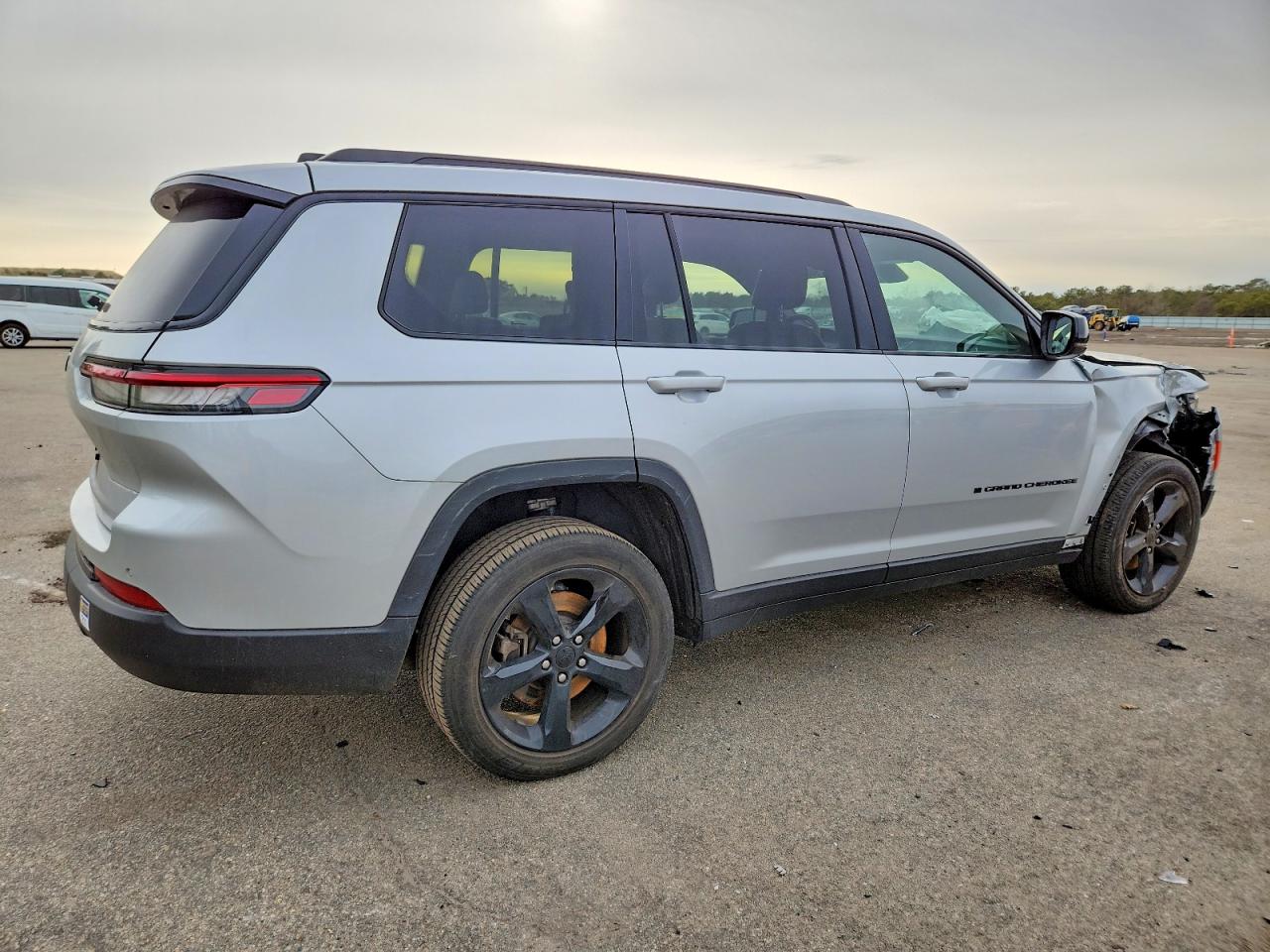 2023 JEEP GRAND CHEROKEE L LAREDO photo 5