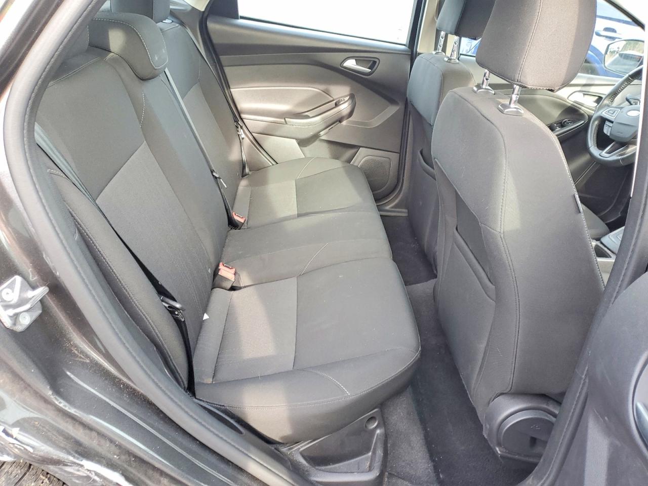 2015 FORD FOCUS SE photo 10