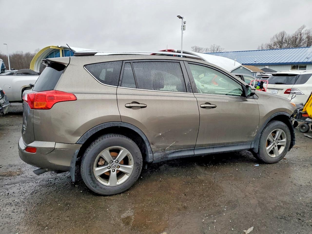 2015 TOYOTA RAV4 XLE photo 3