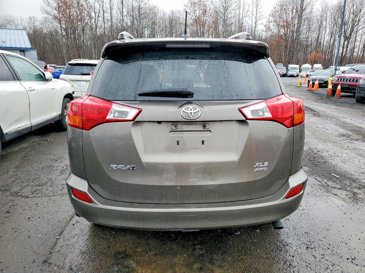 2015 TOYOTA RAV4 XLE photo 6