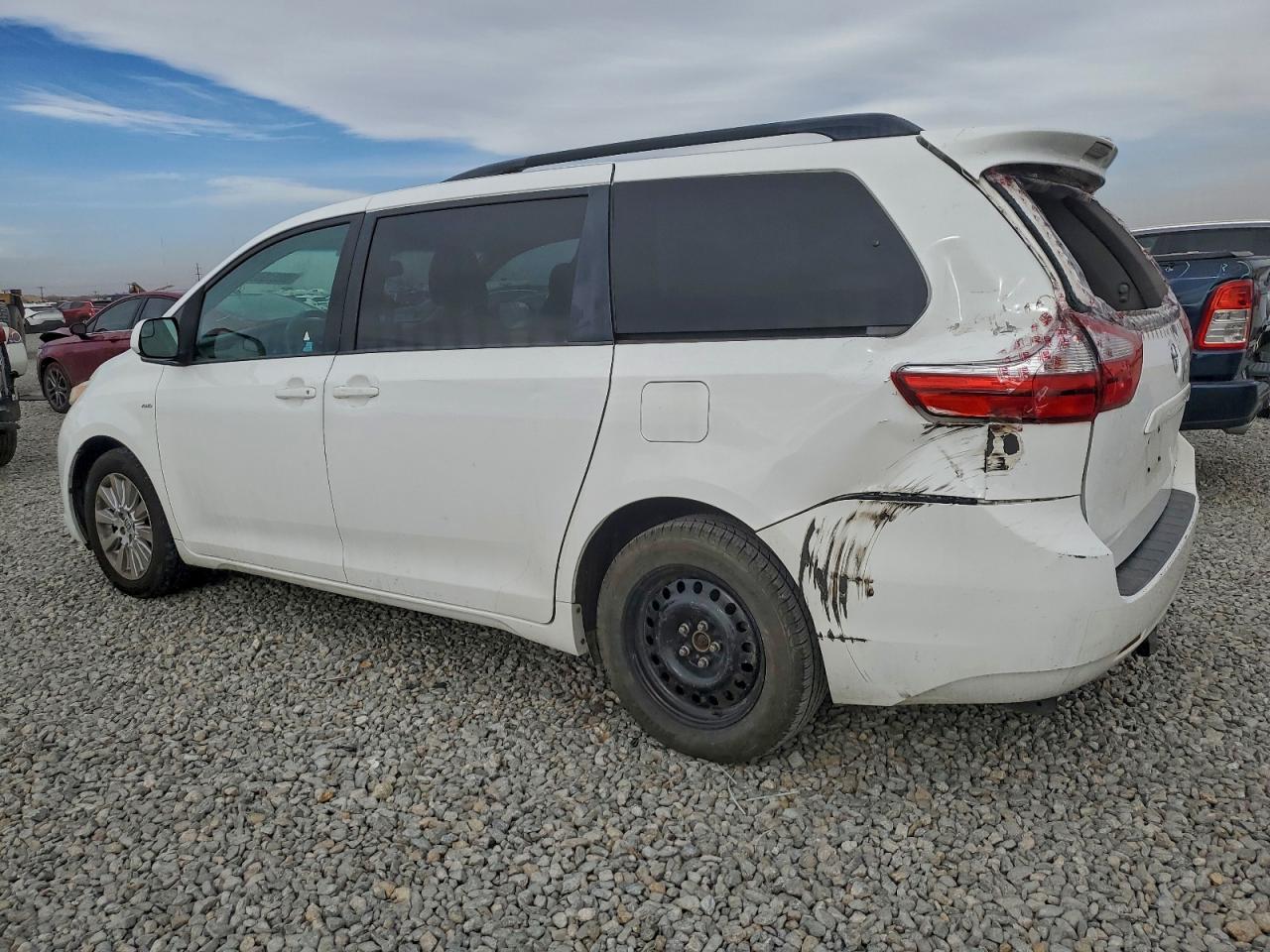 2016 TOYOTA SIENNA LE photo 2