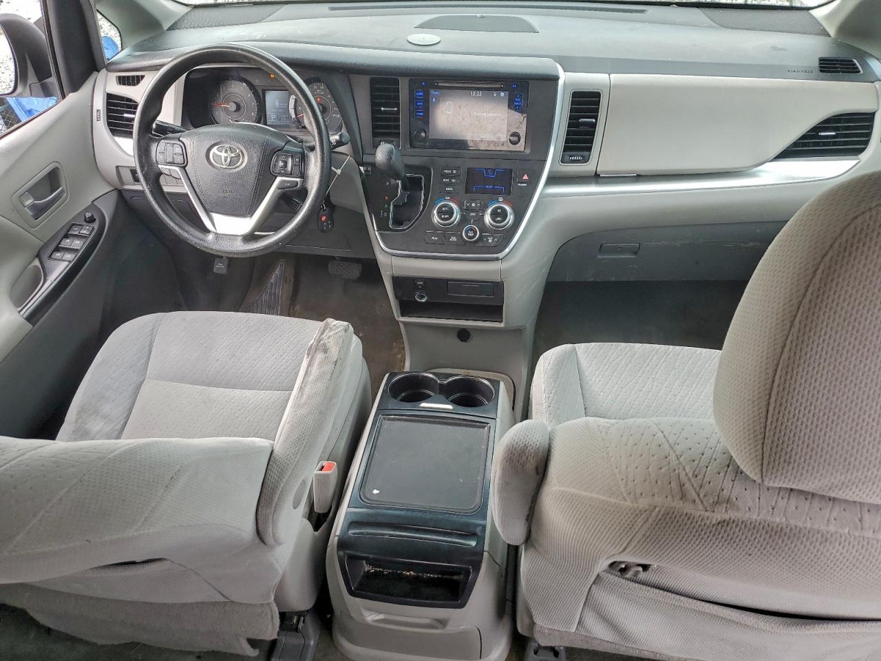 2016 TOYOTA SIENNA LE photo 8