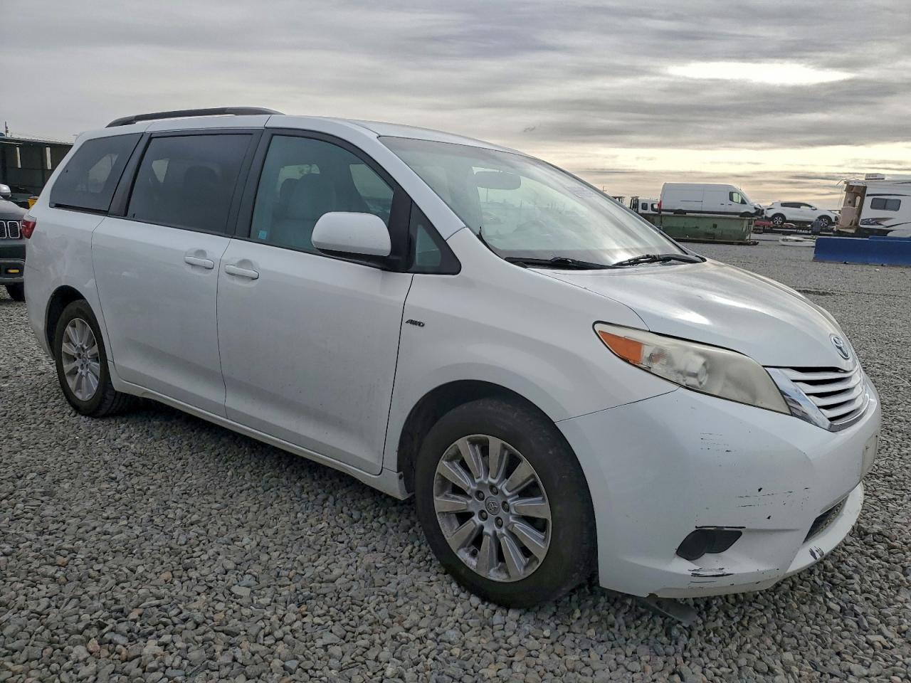 2016 TOYOTA SIENNA LE photo 4
