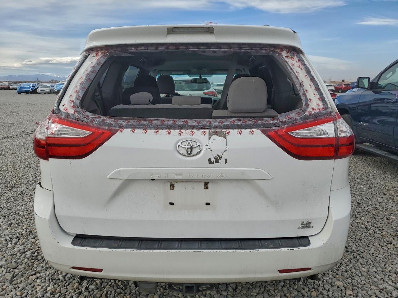 2016 TOYOTA SIENNA LE photo 6