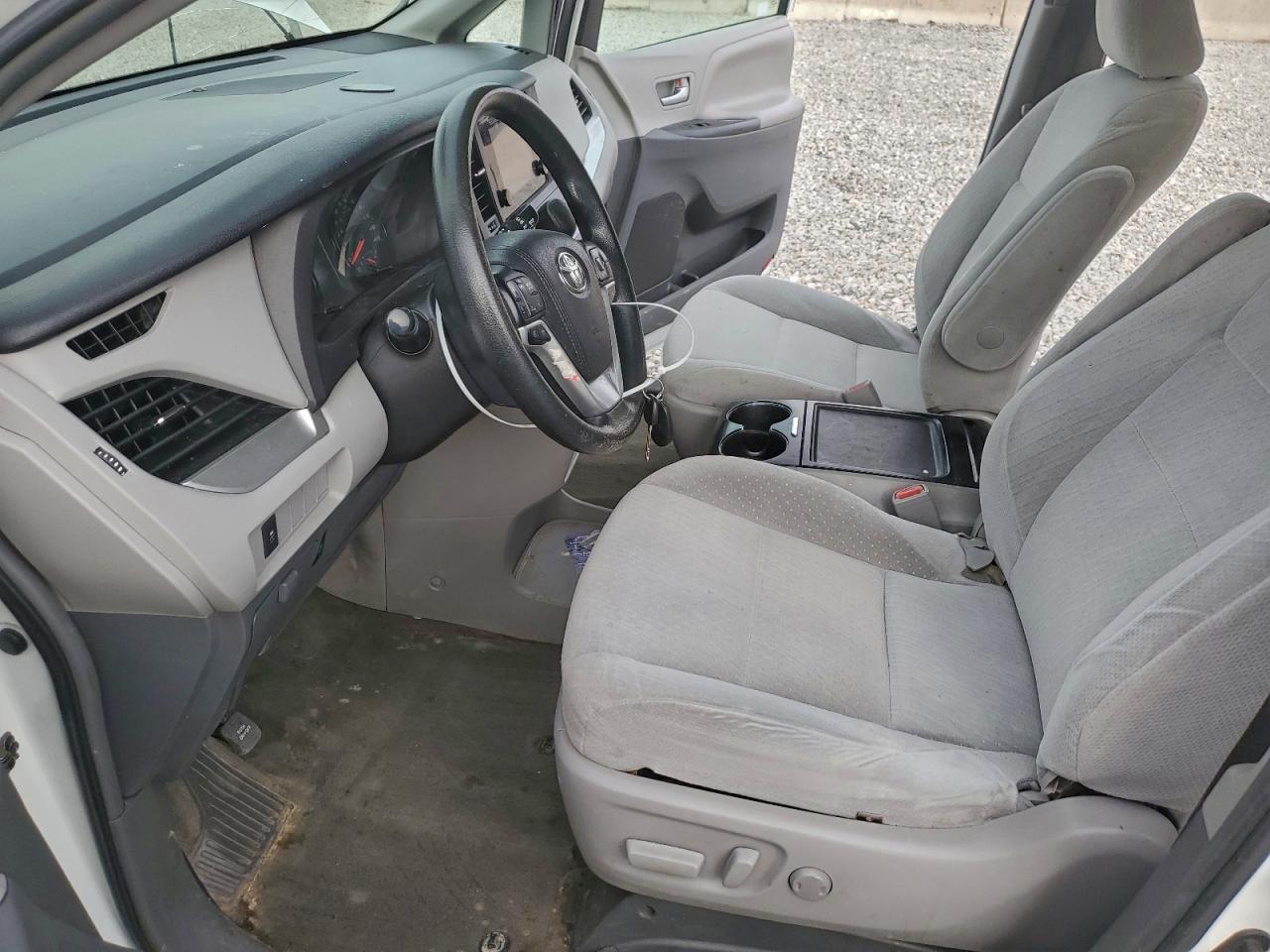 2016 TOYOTA SIENNA LE photo 7