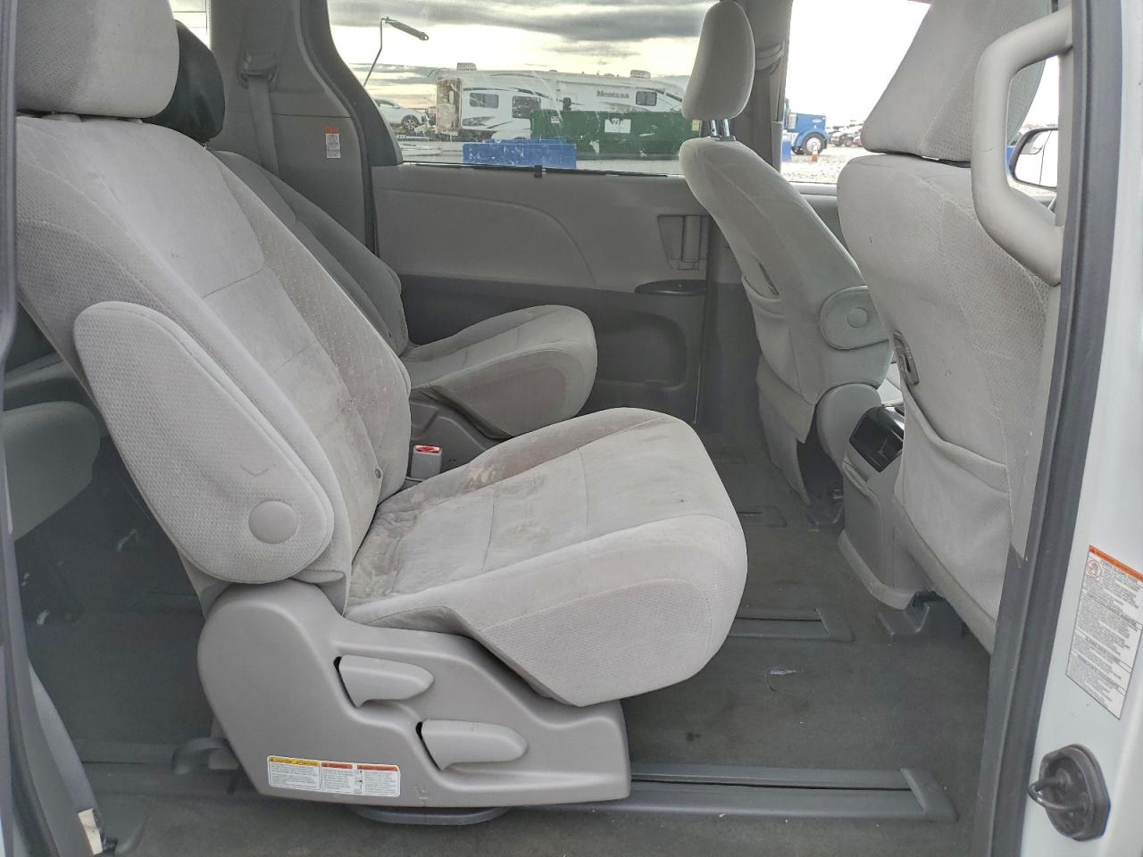 2016 TOYOTA SIENNA LE photo 11