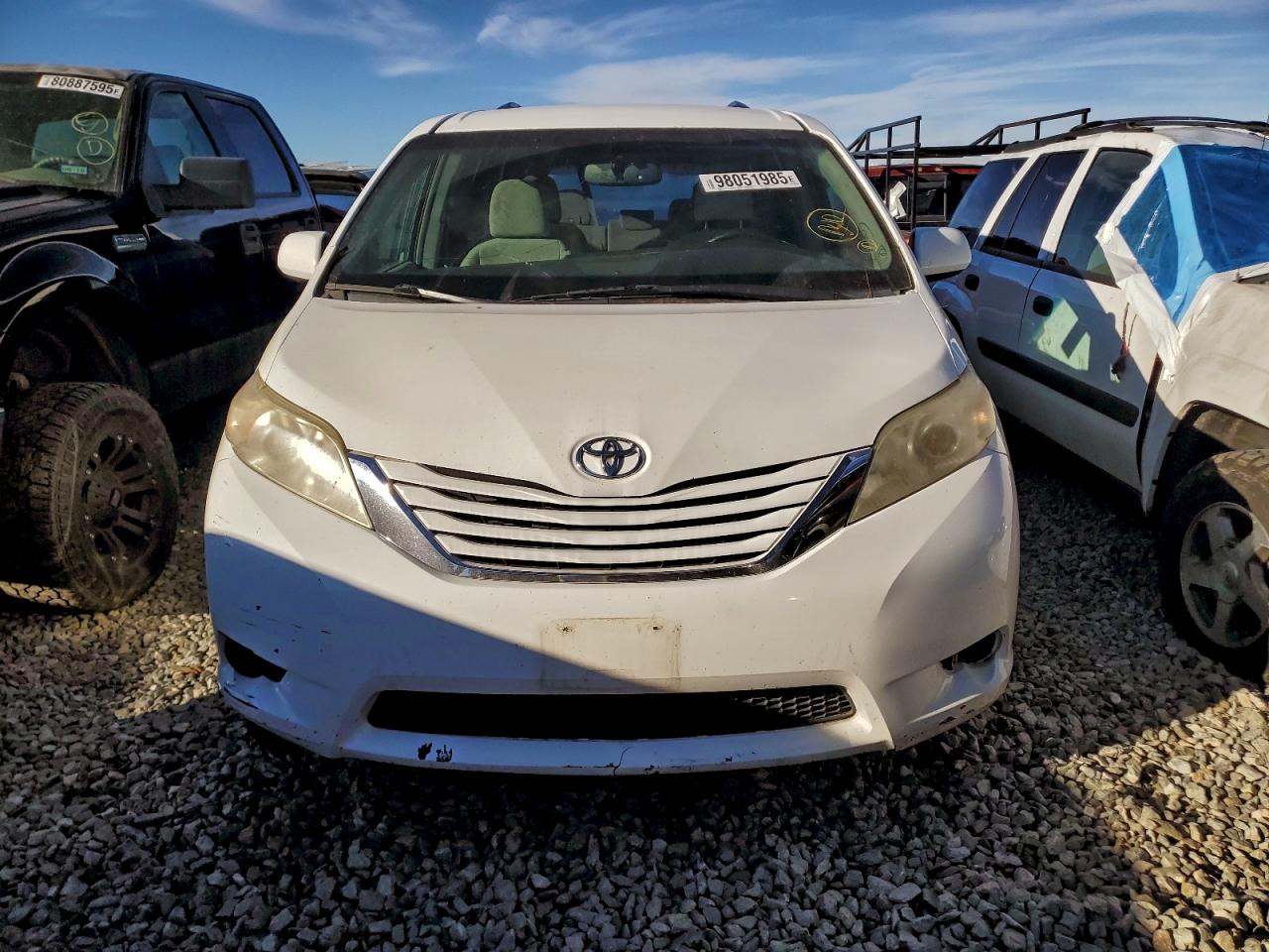 2016 TOYOTA SIENNA LE photo 5