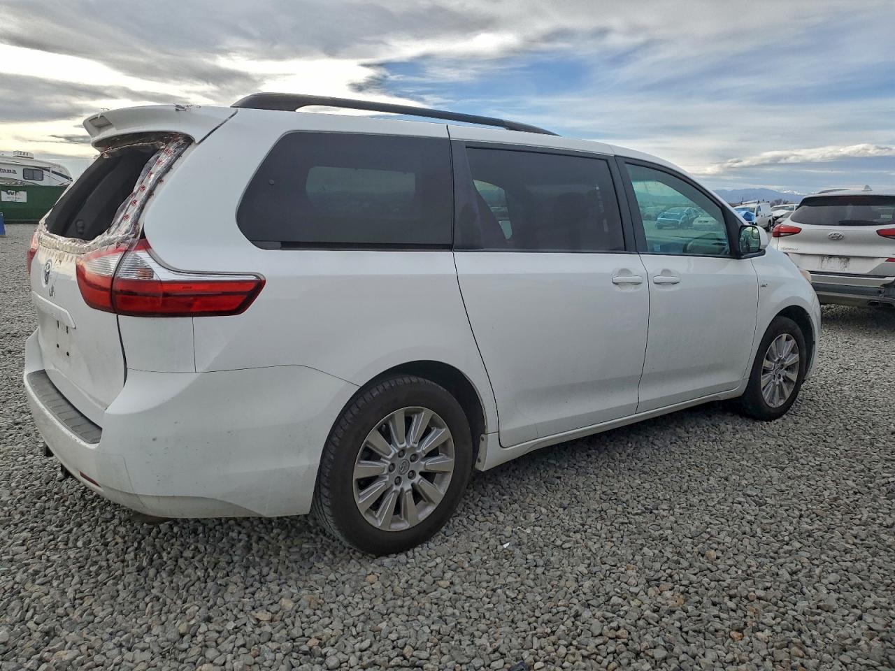 2016 TOYOTA SIENNA LE photo 3