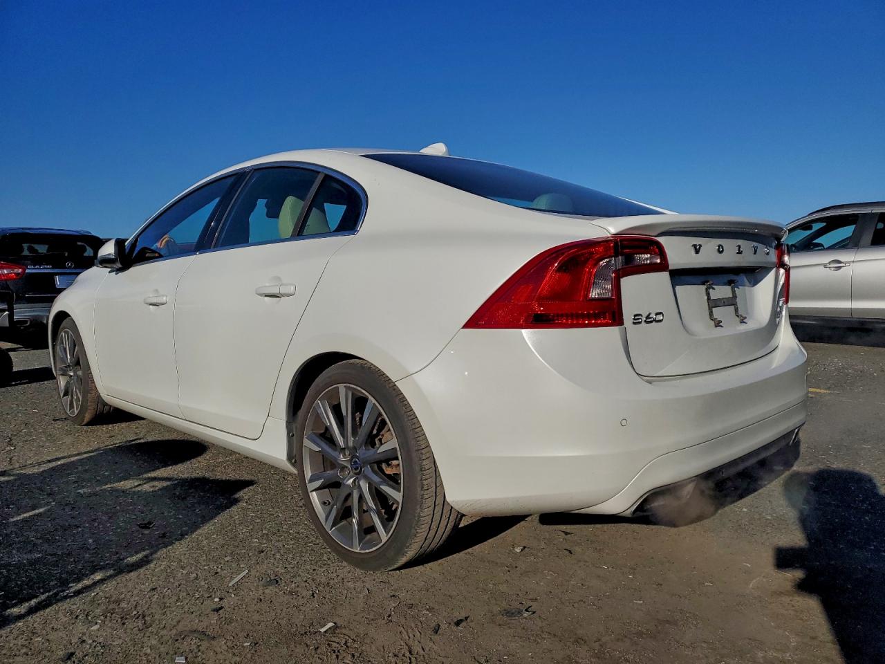 2015 VOLVO S60 PLATINUM photo 2
