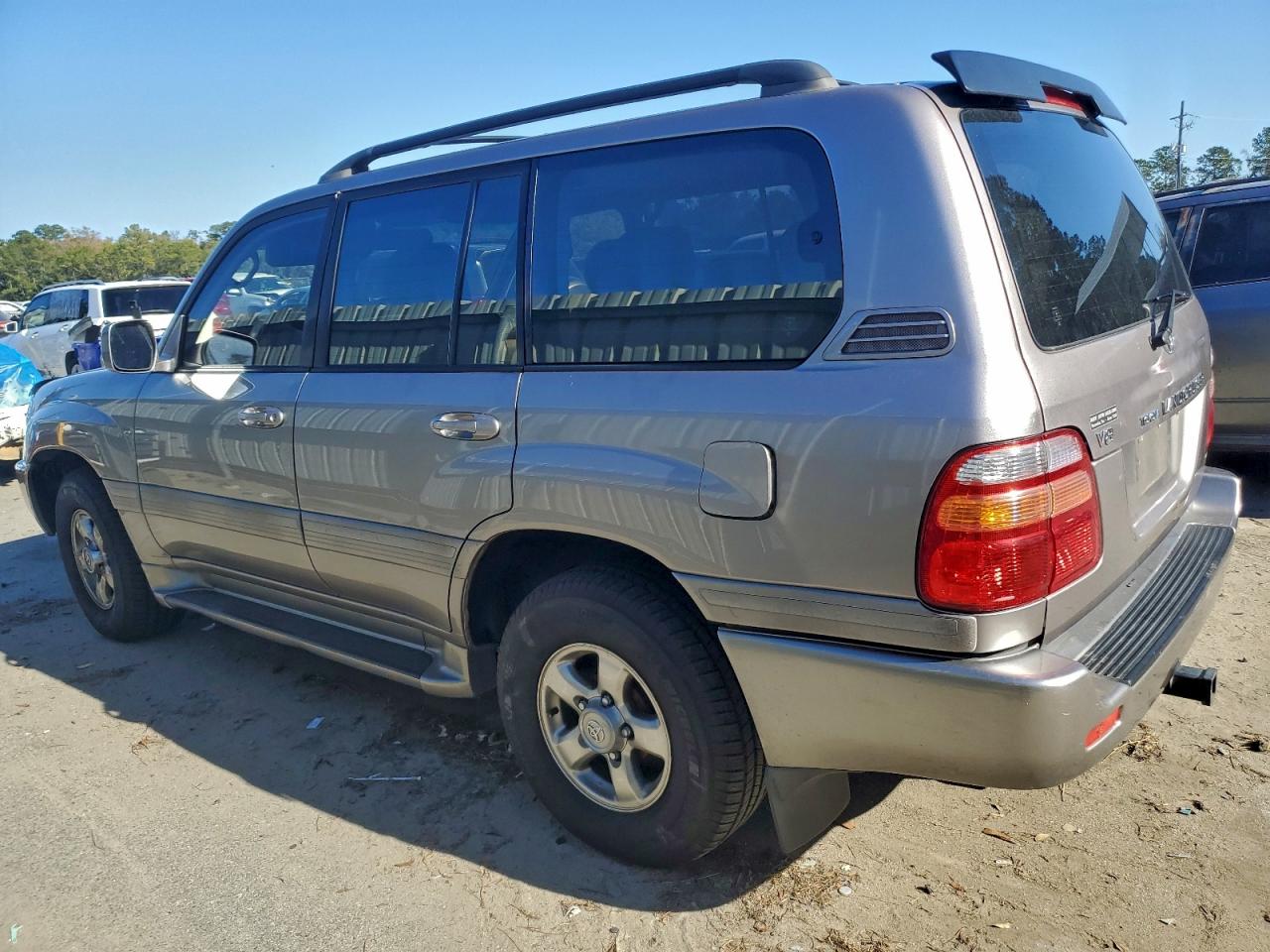 2001 TOYOTA LAND CRUISER photo 2