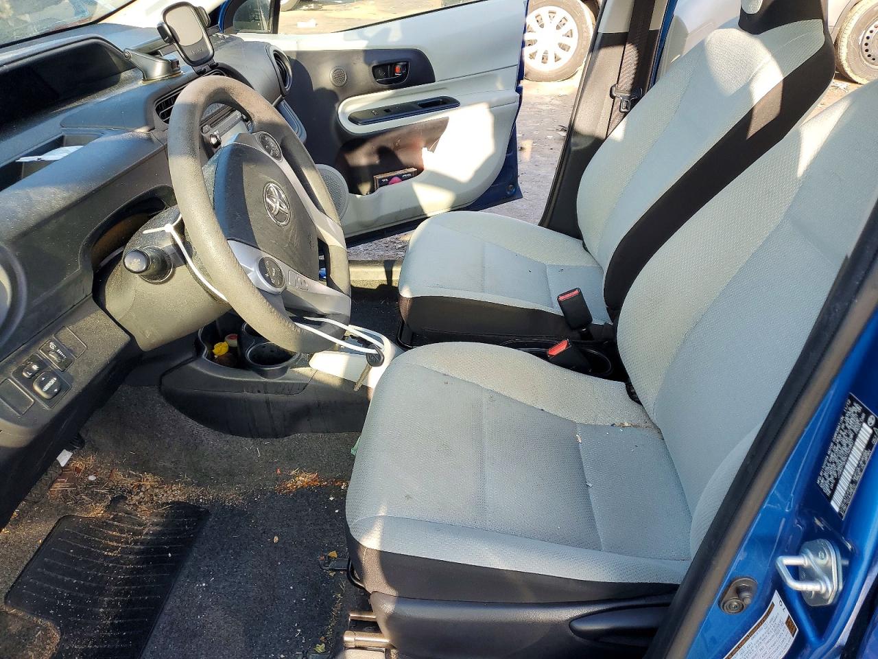 2012 TOYOTA PRIUS C photo 7