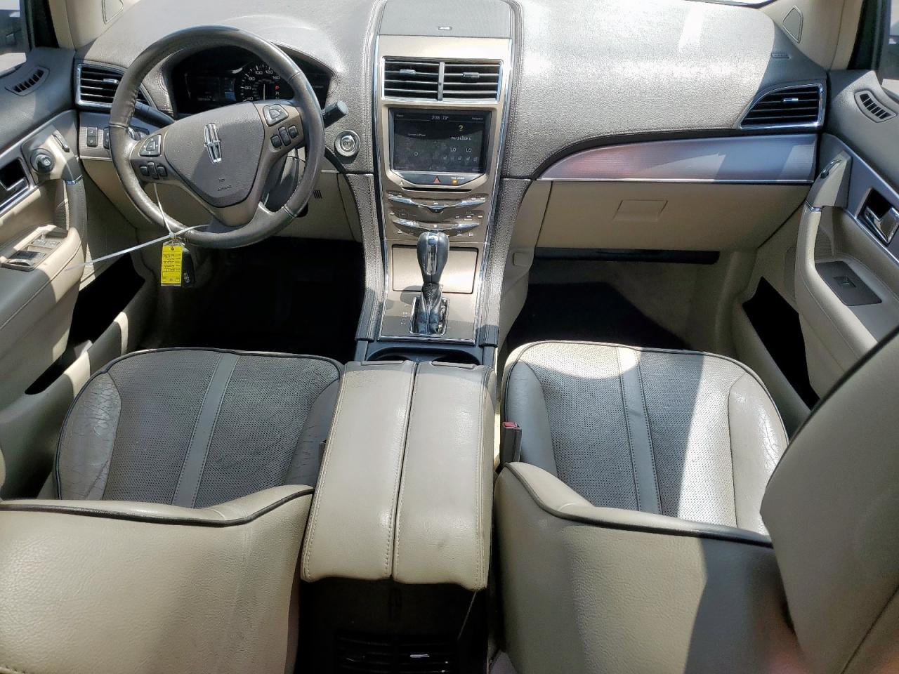 2011 LINCOLN TOWNHOUSE MKX photo 8