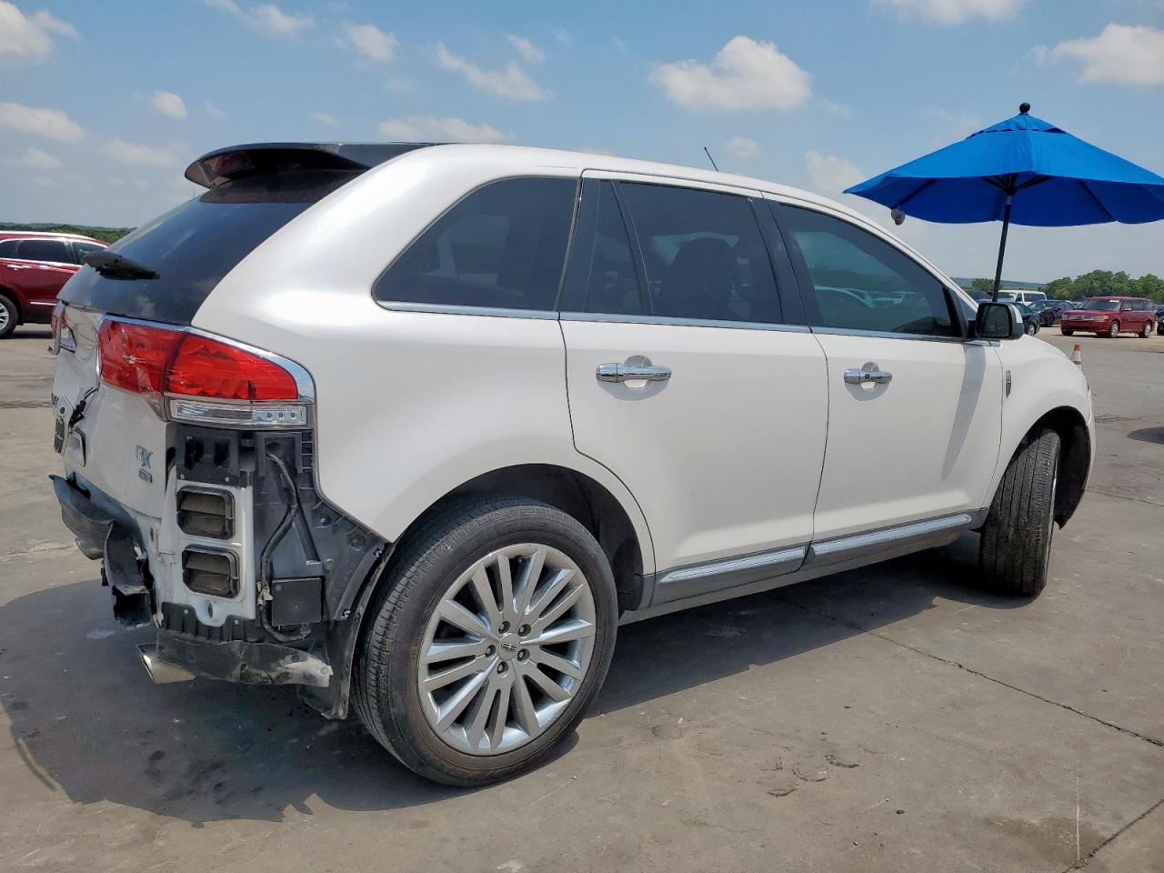 2011 LINCOLN TOWNHOUSE MKX photo 3