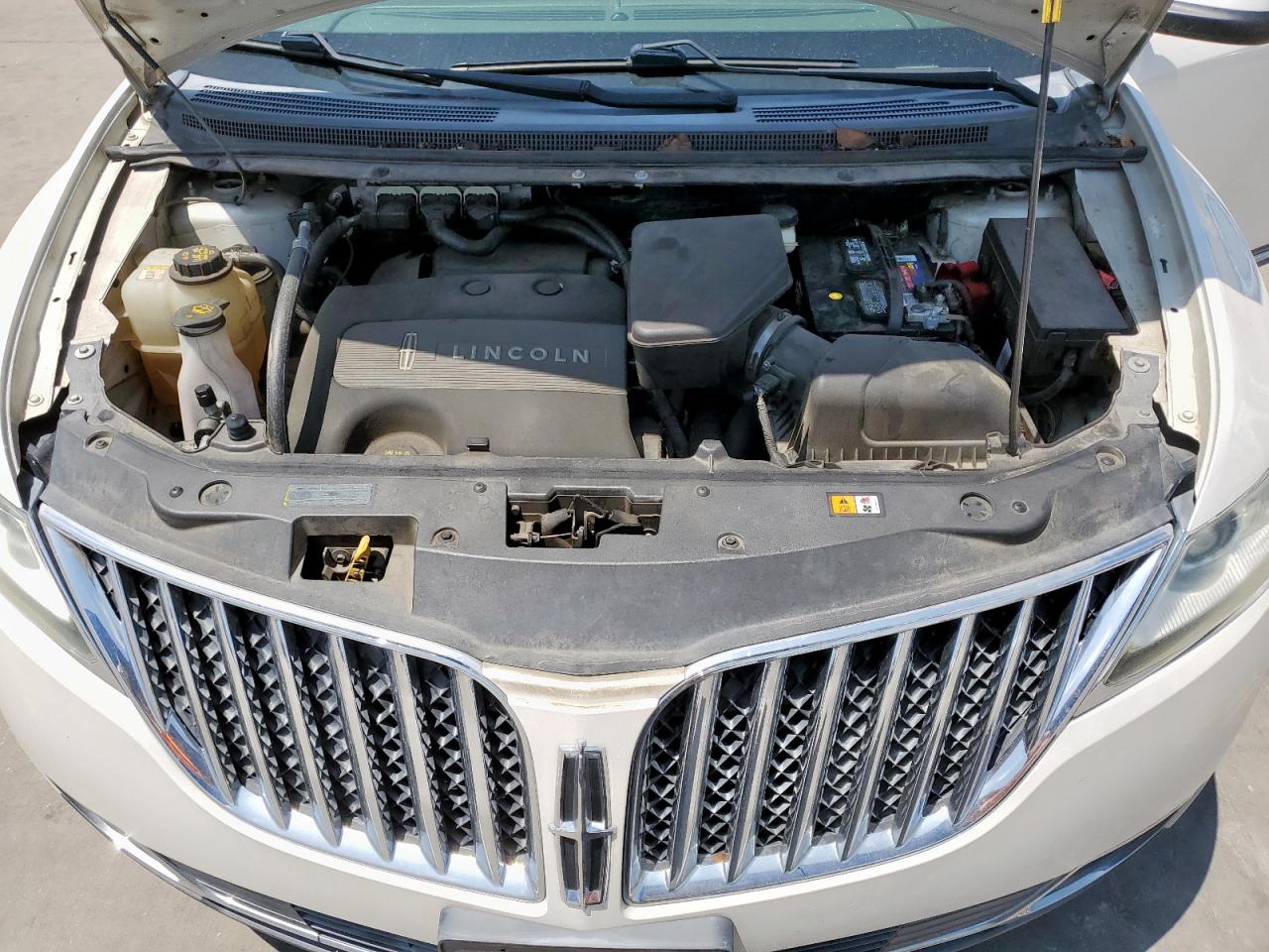 2011 LINCOLN TOWNHOUSE MKX photo 12